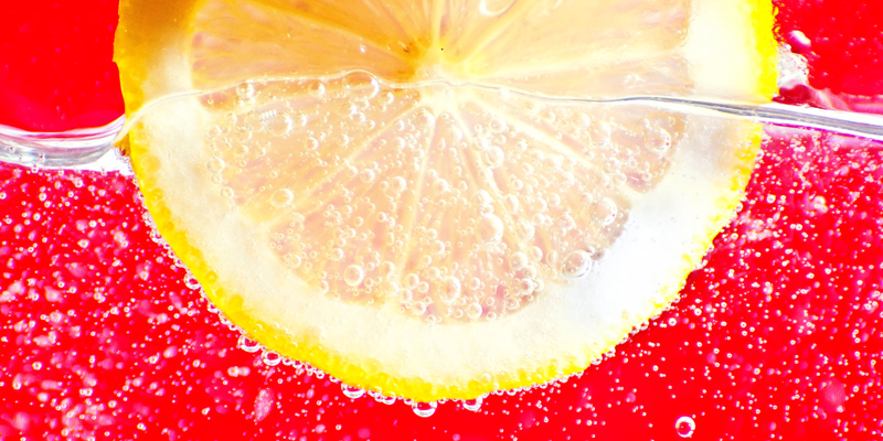 炭酸水の中のレモンスライス